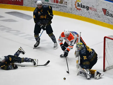 Albert Michnáč (Michalovce), vpravo brankár Mareks Mitens (Spišská Nová Ves) počas zápasu 32. kola hokejovej Tipos extraligy.