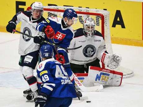 V pozadí druhý zľava Alex Tamáši (Slovensko), vpravo brankár Tobias Normann (Nórsko) počas zápasu Slovensko – Nórsko na Vianočnom Kaufland Cupe 2024.