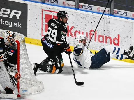 Uprostred Jakub Ferenc (Košice), vpravo Patrik Števuliak (Spišská Nová Ves) počas zápasu 31. kola Tipos extraligy HC Košice - HK Spišská Nová Ves.