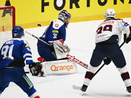 Brankár Stanislav Škorvánek (uprostred, Slovensko), vpravo Simen Andre Edvrdsen (Nórsko) počas zápasu Slovensko – Nórsko na Vianočnom Kaufland Cupe 2024.