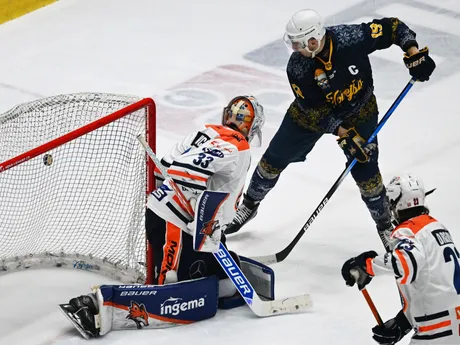 Julian Junca (Michalovce), uprostred Branislav Rapáč (Spišská Nová Ves) počas zápasu 32. kola hokejovej Tipos extraligy.