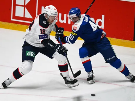 Sprava Miloš Roman (Slovensko) a Thomas Olsen (Nórsko) v boji o puk počas zápasu Slovensko – Nórsko na Vianočnom Kaufland Cupe 2024.