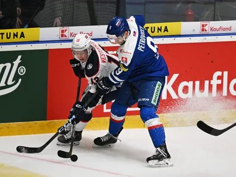 Vpravo Rayen Petrovický (Slovensko), vľavo Petter Vesterheim (Nórsko) počas zápasu Slovensko – Nórsko na Vianočnom Kaufland Cupe 2024.