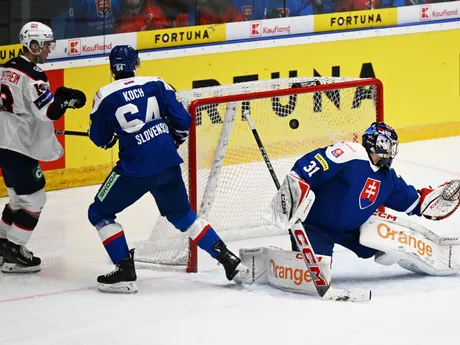 Vpravo Stanislav Škorvánek (Slovensko) inkasuje prvý gól počas zápasu Slovensko – Nórsko na Vianočnom Kaufland Cupe 2024.