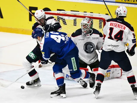 Vľavo v popredí Samuel Takáč (Slovensko), vľavo v pozadí Petter Birkheim Andersen (Nórsko) počas zápasu Slovensko – Nórsko na Vianočnom Kaufland Cupe 2024.