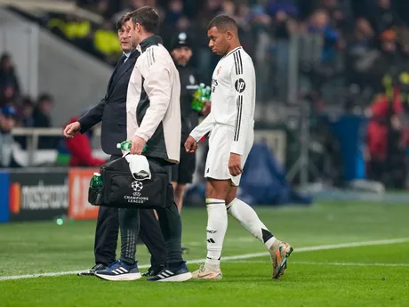 Zranený Kylian Mbappé opúšťa ihrisko v zápase 6. kola Ligy majstrov: Atalanta Bergamo - Real Madrid.