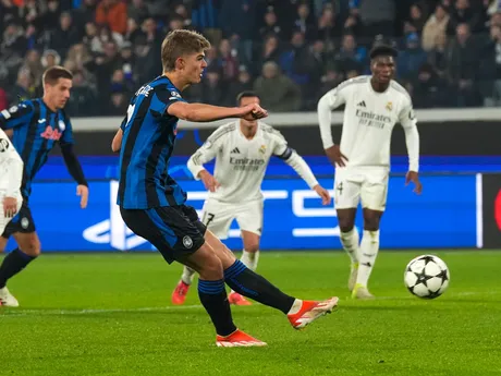 Charles De Ketelaere premieňa pokutový kop v zápase 6. kola Ligy majstrov: Atalanta Bergamo - Real Madrid.