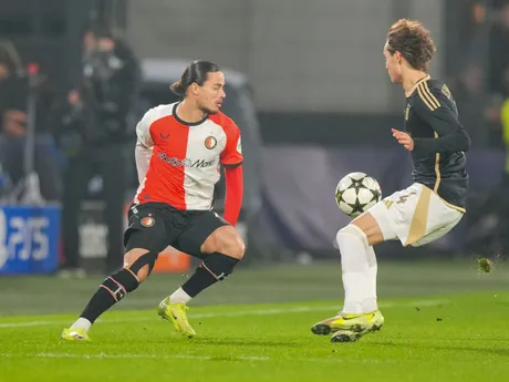 Anis Hadj Moussa (Feyenoord) a Marcus Solbakken (Sparta) v súboji o loptu v zápase 6. kola ligovej fázy Ligy majstrov Feyenoord Rotterdam - AC Sparta Praha.