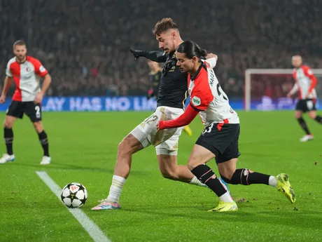 Anis Hadj Moussa (Feyenoord) a Matej Rynes (Sparta) v zápase 6. kola ligovej fázy Ligy majstrov Feyenoord Rotterdam - AC Sparta Praha.