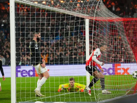 Igor Paixao (vpravo, Feyenoord) sa raduje zo strelenia gólu v zápase 6. kola ligovej fázy Ligy majstrov Feyenoord Rotterdam - AC Sparta Praha.