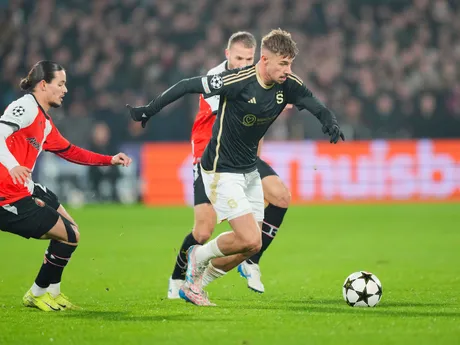 Kaan Kairinen (Sparta), Anis Hadj Moussa a Santiago Gimenez (obaja Feyenoord) v zápase 6. kola ligovej fázy Ligy majstrov Feyenoord Rotterdam - AC Sparta Praha.