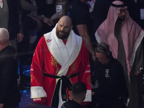 Tyson Fury vchádza do ringu pred zápasom proti Oleksanderovi Usykovi.