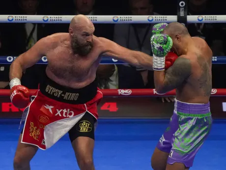 Fotka zo zápasu o titul v ťažkej váhe: Tyson Fury (červený) - Oleksandr Usyk (fialový).