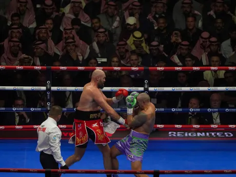 Fotka zo zápasu o titul v ťažkej váhe: Tyson Fury (červený) - Oleksandr Usyk (fialový).