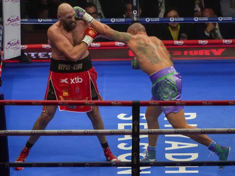 Fotka zo zápasu o titul v ťažkej váhe: Tyson Fury (červený) - Oleksandr Usyk (fialový).