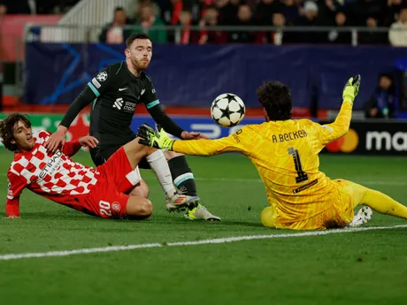 Zákrok brankára Liverpoolu Alissona v zápase 6. kola Ligy majstrov: Girona FC - Liverpool FC.