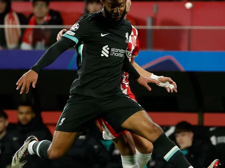 Futbalista Liverpoolu Joe Gomez v zápase 6. kola Ligy majstrov: Girona FC - Liverpool FC.