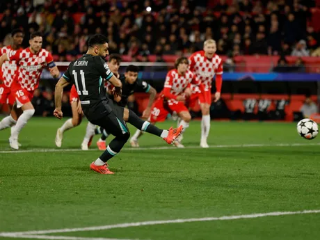 Mohamed Salah premieňa pokutový kop v zápase 6. kola Ligy majstrov: Girona FC - Liverpool FC.