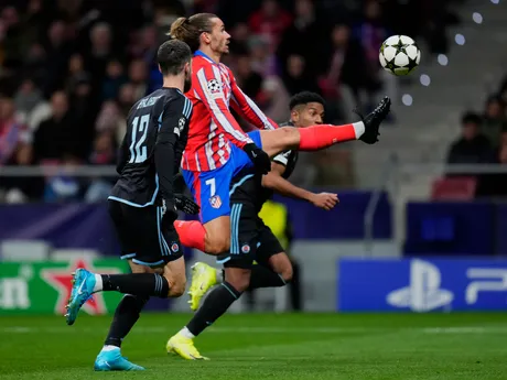 Antoine Griezmann (Atlético) a Kenan Bajrič (Slovan) v zápase 6. kola ligovej fázy Ligy majstrov Atlético Madrid - Slovan Bratislava.