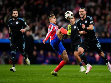 Giuliano Simeone (Atlético) a Kyriakos Savvidis (Slovan) v súboji o loptu v zápase 6. kola ligovej fázy Ligy majstrov Atlético Madrid - Slovan Bratislava.