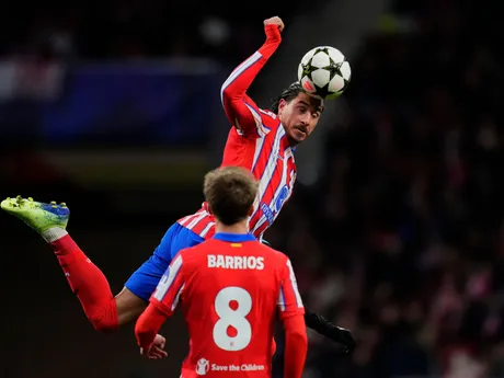 Jose Jimenez (Atlético) hlavičkuje v zápase 6. kola ligovej fázy Ligy majstrov Atlético Madrid - Slovan Bratislava.