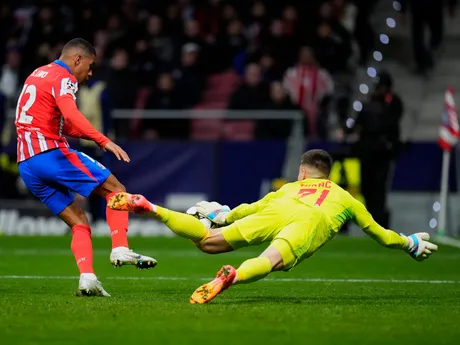 Samuel Lino (Atlético) pri pokuse o strelu a Dominik Takáč (Slovan) v zápase 6. kola ligovej fázy Ligy majstrov Atlético Madrid - Slovan Bratislava.