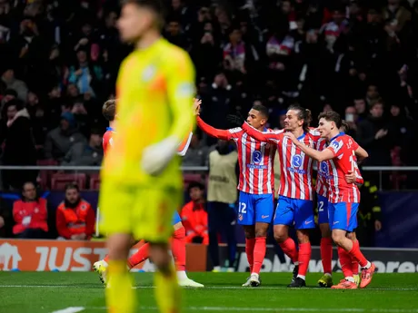 V pozadí Antoine Griezmann (Atlético) sa raduje z gólu so spoluhráčmi v zápase 6. kola ligovej fázy Ligy majstrov Atlético Madrid - Slovan Bratislava.