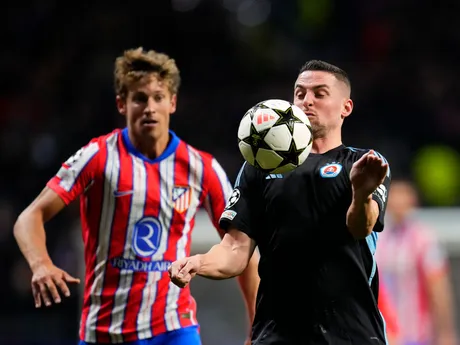 Sprava Róbert Mak (Slovan) a Marcos Llorente (Atlético) v súboji o loptu v zápase 6. kola ligovej fázy Ligy majstrov Atlético Madrid - Slovan Bratislava.