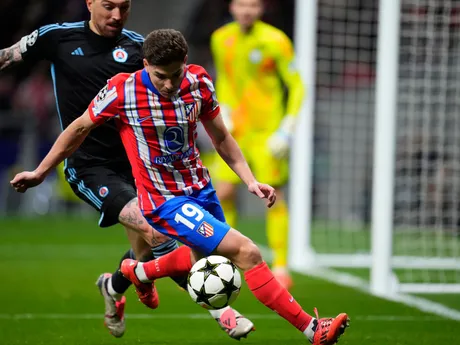 Julian Alvarez (Atlético) a Guram Kašia (Slovan) v súboji o loptu v súboji o loptu v zápase 6. kola ligovej fázy Ligy majstrov Atlético Madrid - Slovan Bratislava.