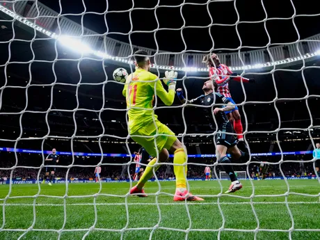 Antoine Griezmann (vpravo, Atlético) skóruje v zápase 6. kola ligovej fázy Ligy majstrov Atlético Madrid - Slovan Bratislava.