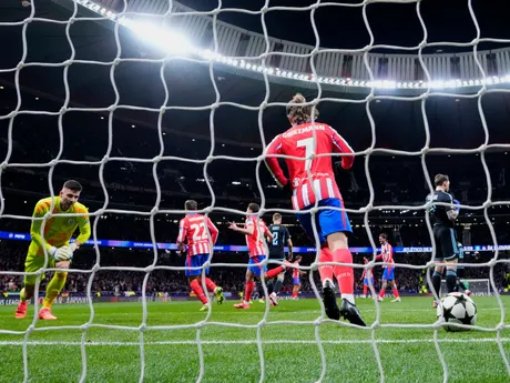 Zľava brankár Dominik Takáč (Slovan) a Julian Alvarez (Atlético) v zápase 6. kola ligovej fázy Ligy majstrov Atlético Madrid - Slovan Bratislava.