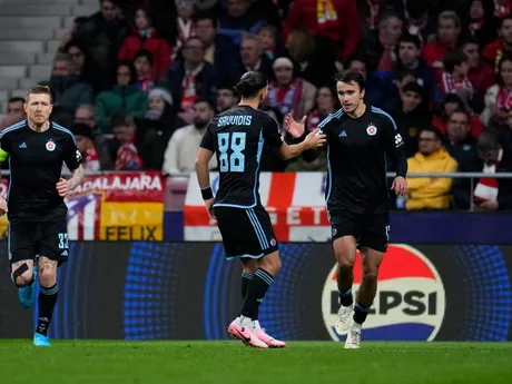 David Strelec (vpravo, Slovan) sa raduje zo strelenia gólu v zápase 6. kola ligovej fázy Ligy majstrov Atlético Madrid - Slovan Bratislava.