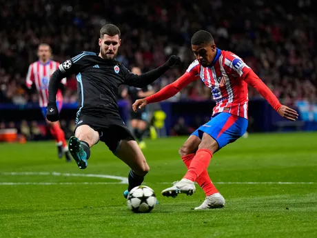 Zľava Kenan Bajrič (Slovan) a Samuel Lino (Atlético) v súboji o loptu v zápase 6. kola ligovej fázy Ligy majstrov Atlético Madrid - Slovan Bratislava.