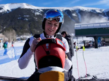 Lindsey Vonnová podpisuje prilbu svojho fanúšika v stredisku Copper Mountain.