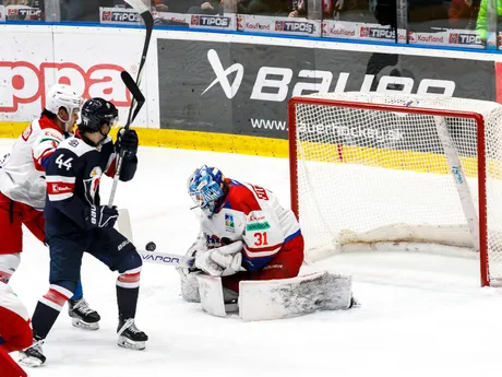 Zľava Lee Clayton Kirichenko (HK 32) Mitchell Mckenna Hoelscher (Slovan) a brankár Evan Fitzpatrik (HK 32) počas zápasu 40. kola Tipos extraligy HC Slovan Bratislava - HK 32 Liptovský Mikuláš.