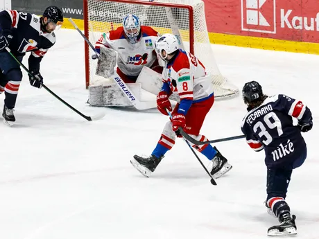 Sprava Liam Pecararo (Slovan), Dominik Jendroľ (HK 32), brankár Evan Fitzpatrik (HK 32) a Radovan Bondra (Slovan) počas zápasu 40. kola Tipos extraligy HC Slovan Bratislava - HK 32 Liptovský Mikuláš.