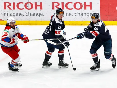 Zľava Brendan Ranford (HK 32), Andrej Golian a Samuel Takáč (obaja Slovan) počas zápasu 40. kola Tipos extraligy HC Slovan Bratislava - HK 32 Liptovský Mikuláš.