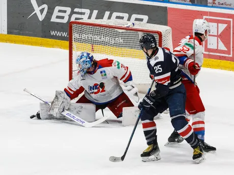 Zľava brankár Henri Kiviaho (Slovan), Vladimír Tkáč (HK 32) a Jonas Peter Ahnelöv (Slovan) počas zápasu 40. kola Tipos extraligy HC Slovan Bratislava - HK 32 Liptovský Mikuláš.