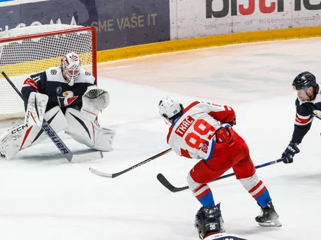 Zľava brankár Henri Kiviaho (Slovan), Vladimír Tkáč (HK 32) a Jonas Peter Ahnelöv (Slovan) počas zápasu 40. kola Tipos extraligy HC Slovan Bratislava - HK 32 Liptovský Mikuláš.