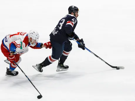 Zľava Michal Uhrík (HK 32) a Patrik Maier (Slovan) počas zápasu 40. kola Tipos extraligy HC Slovan Bratislava - HK 32 Liptovský Mikuláš.