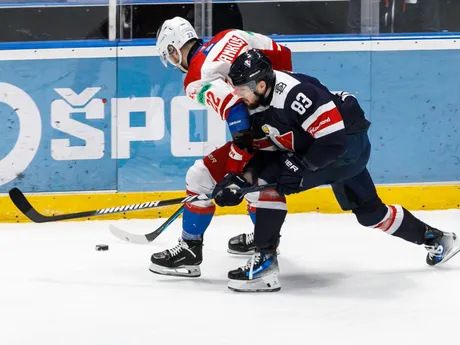 Zľava Marek Vankúš (HK 32) a Martin Bakoš (Slovan) počas zápasu 40. kola Tipos extraligy HC Slovan Bratislava - HK 32 Liptovský Mikuláš.