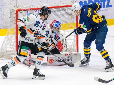 Zľava Josh Teves, brankár Rastislav Eliáš (Košice), Dalibor Bortňák (Spišská Nová Ves) počas zápasu 36. kola Tipos extraligy HK Spišská Nová Ves - HC Košice.