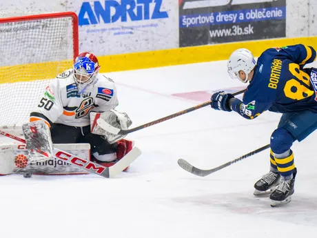 Zľava brankár Rastislav Eliaš (Košice) a Dalibor Bortňák (Spišská Nová Ves) počas zápasu 36. kola Tipos extraligy HK Spišská Nová Ves - HC Košice.