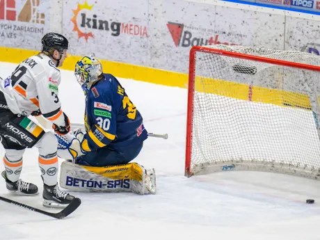 Prvý gól Košíc, zľava Brett Pollock (Košice) a brankár Mareks Mitens (Spišská Nová Ves) počas zápasu 36. kola Tipos extraligy HK Spišská Nová Ves - HC Košice.