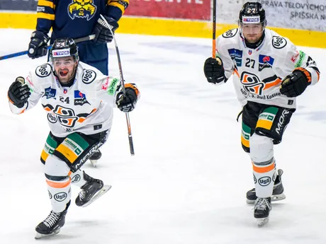 Zľava Matúš Havrila a Tomáš Zigo (obaja Košice) sa tešia z druhého gólu Košíc počas zápasu 36. kola Tipos extraligy HK Spišská Nová Ves - HC Košice.