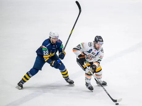 Zľava Connor Ford (Spišská Nová Ves), Josh Teves (Košice) počas zápasu 36. kola Tipos extraligy HK Spišská Nová Ves - HC Košice.