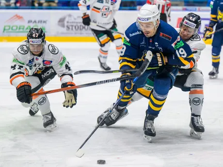 Zľava Mário Lunter (Košice), Branislav Rapáč (Spišská Nová Ves), Mislav Rosandič (Košice) počas zápasu 36. kola Tipos extraligy HK Spišská Nová Ves - HC Košice.