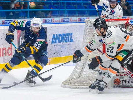 Michael Vandas (vľavo) a Josh Teves v zápase HK Spišská Nová Ves - HC Košice v 36. kole Tipos extraligy.