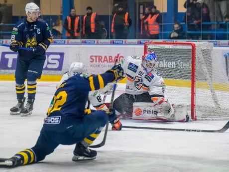 Vľavo dole Connor Ford (Spišská Nová Ves) strieľa tretí gól Spišskej Novej Vsi počas zápasu 36. kola Tipos extraligy HK Spišská Nová Ves - HC Košice.