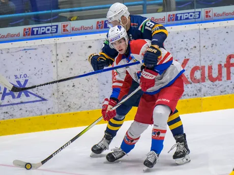 Matúš Vojtech (Liptovský Mikuláš) a Branislav Rapáč (Spišská Nová Ves) počas zápasu 38. kola hokejovej Tipos extraligy.